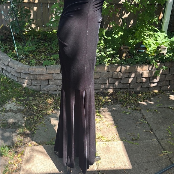 Elegant Black Velvet and Beaded One-Shoulder Evening Gown. Worn Once. Size 6 - Picture 6 of 10
